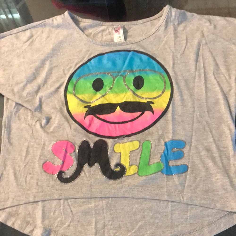 GRAY SHIRT WITH FUNNY FACE AND SMILE